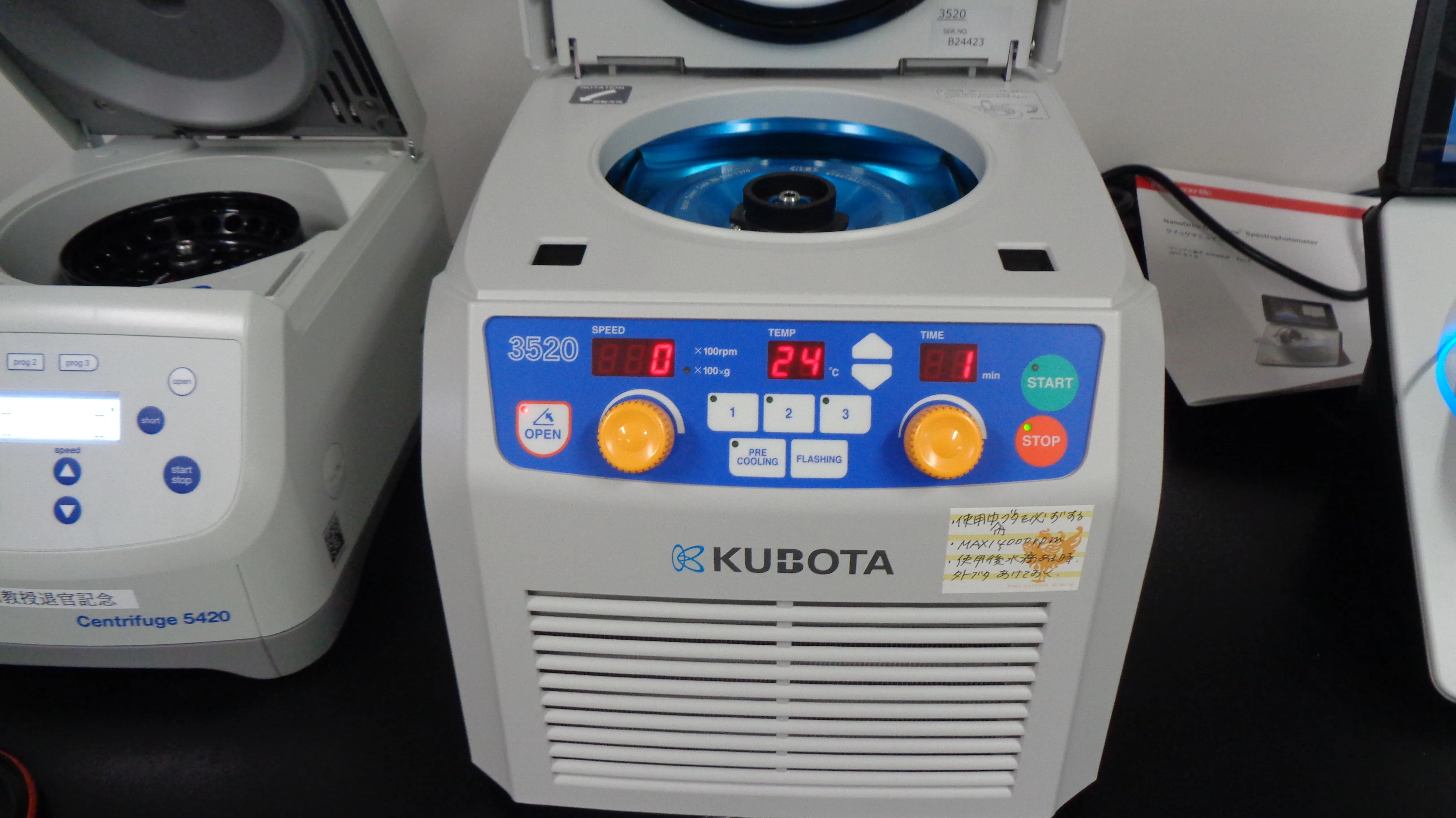実験室に新しい遠心機がはいりました。