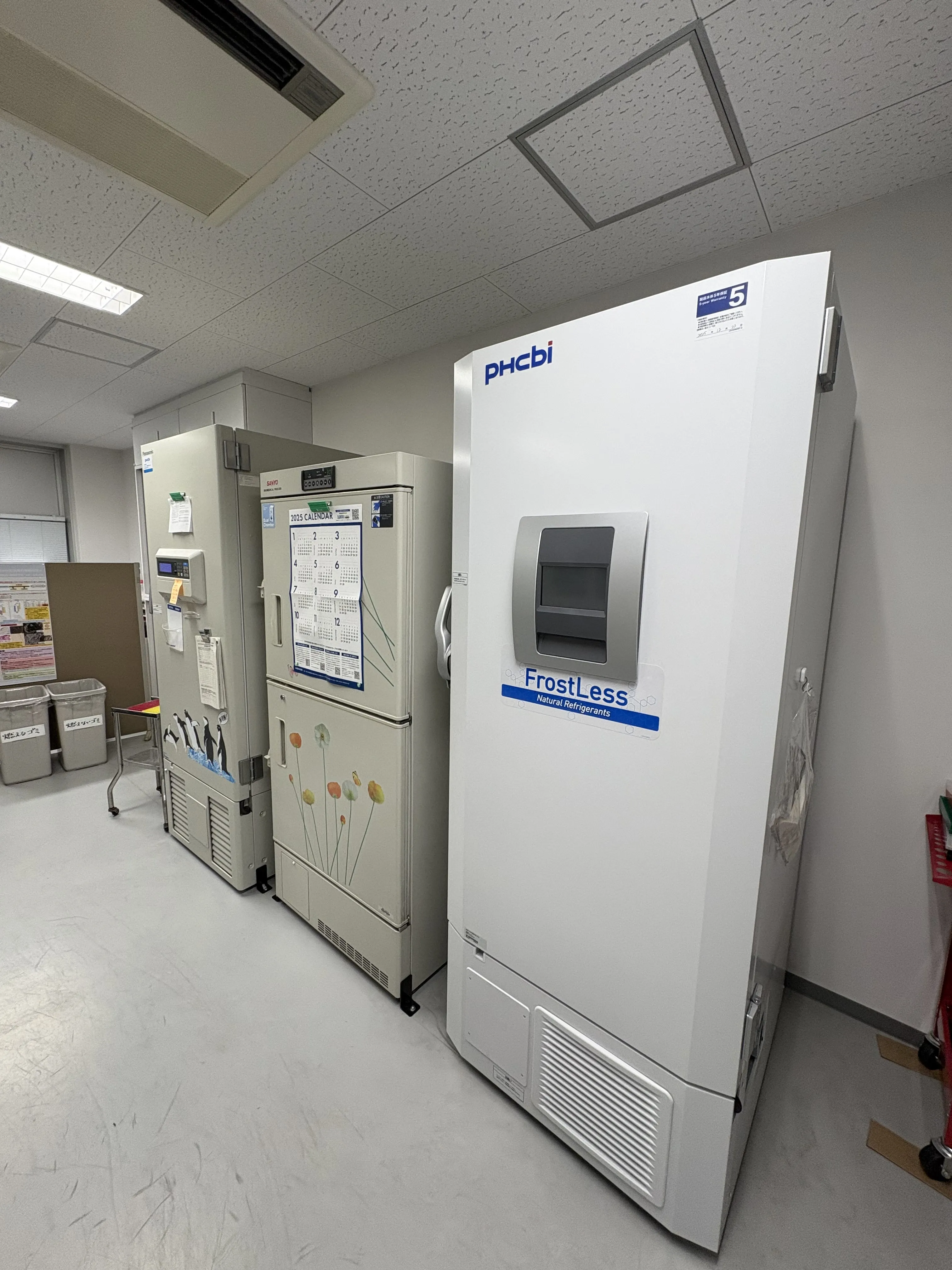 実験室に新しい－80度冷凍庫がはいりました。